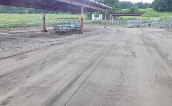 村営牧場バドック内敷砂入替工事