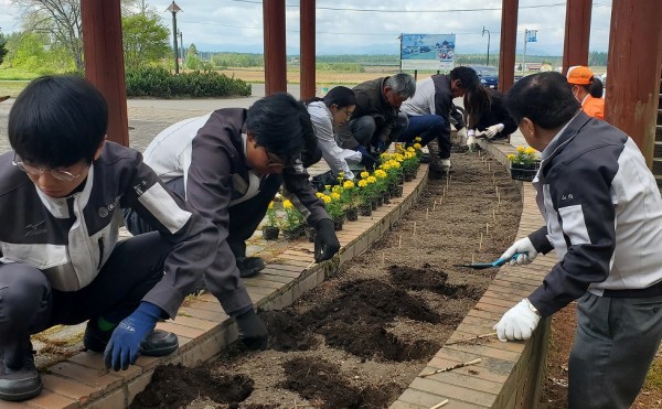 地域貢献活動／更別村花植栽協議会主催の道の駅（ピポパ）の花壇整備に参加