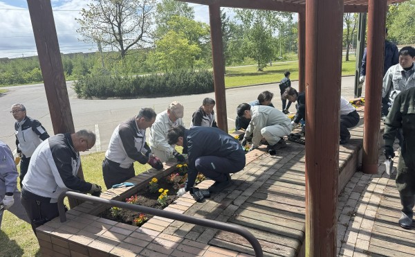 地域貢献活動／更別村花植栽協議会主催の道の駅（ピポパ）の花壇整備に参加