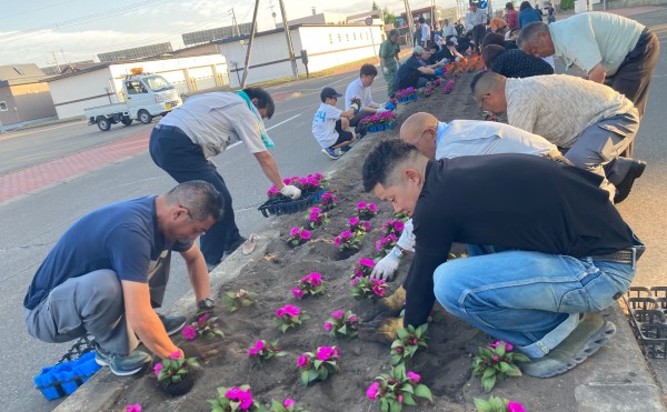 地域貢献活動／更別村地域安全コミュニティ村民議会主催の花壇整備に参加